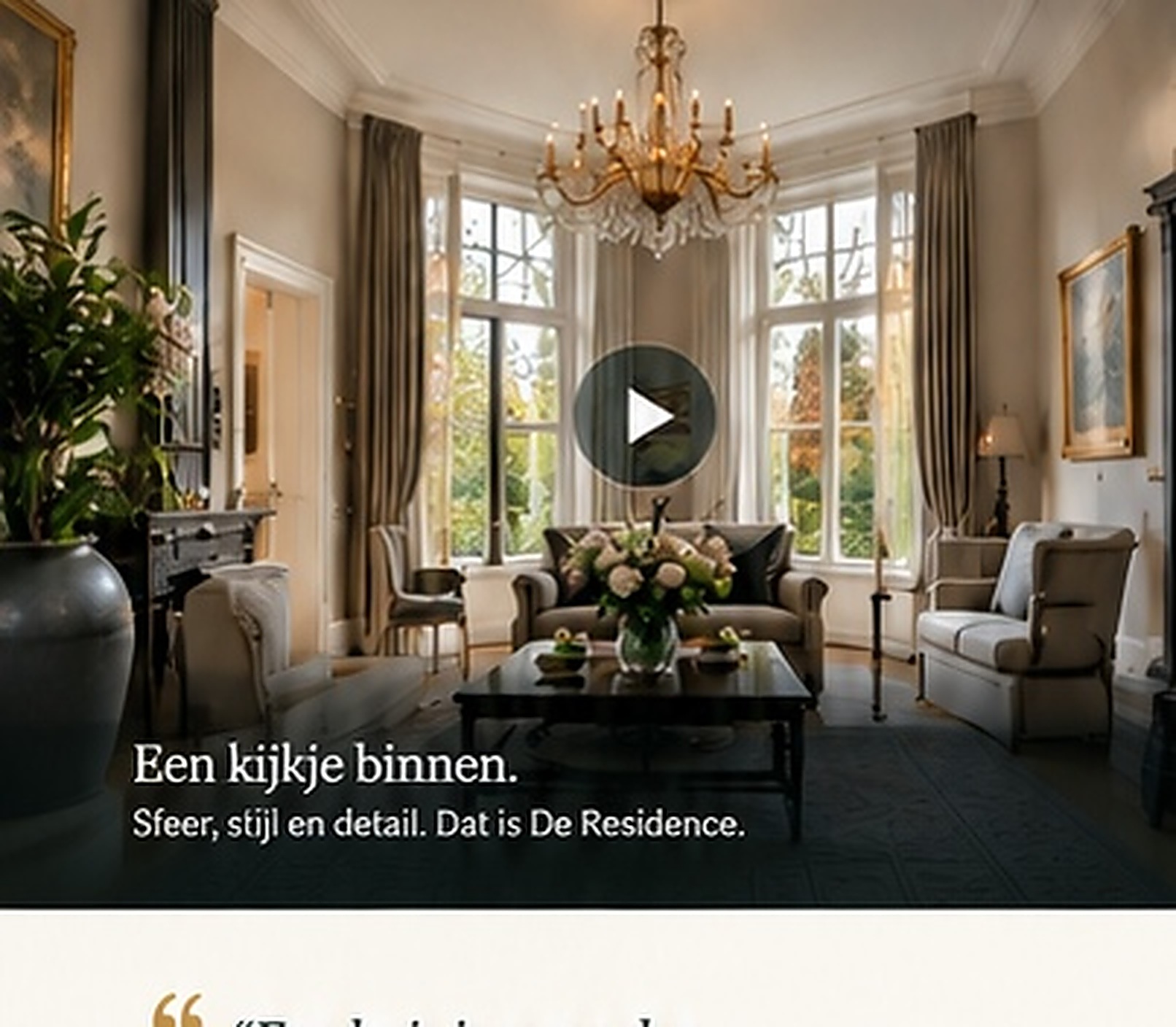Rustige lichte woonkamer met strak afgewerkte wanden